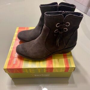 BareTraps Ankle Booties Suede Dark Grey Size 9.5 - great condition!